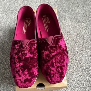 TOMS Classic Black Cherry Velvet Size 7.5